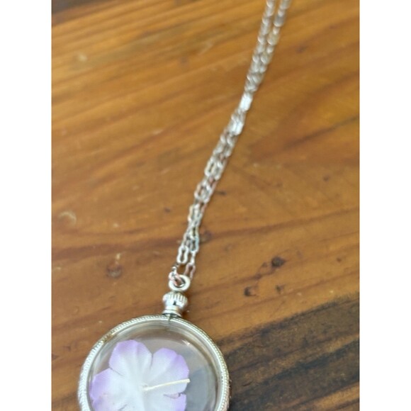 Vintage AVON Silvertone White Pink Purple HIBISCUS FLOWER Cameo Pendant Necklace - Picture 10 of 15